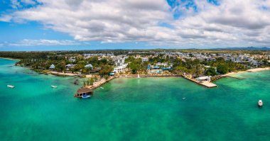 Mauritius sahili Grand Baie, Pereybere North 'taki Mont Choisy plajı manzaralı. Mont Choisy, Mauritius Adası, Afrika halk plajı. Mauritius 'taki Mont Choisy' nin güzel plajı, insansız hava aracı manzarası..
