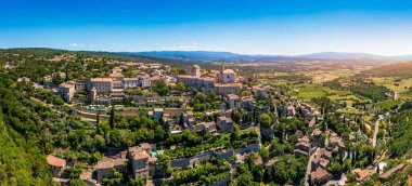 Gordes 'a bakın, Provence, Fransa' da tipik bir kasaba. Güneşli bir günde Provence 'deki Gordes' in büyüleyici tepedeki köyünü keşfedin. Antik tepe köyü Gordes, Provence, Fransa.