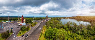 Hindu tanrıça Durga Maa 'nın güçlü bir heykeli. Kutsal Ganga Talao' da altın bir aslanla birlikte. Büyük Bassin Tapınağı 'ndaki Shiva heykeli, dünyanın en uzun Shiva tapınağı, 33 metre yüksekliğindedir. Mauritius