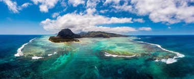 Mauritius Adası manzarası ve ünlü Le Morne Brabant dağı, güzel mavi göl ve su altı şelalesi. Le Morne Brabant Yarımadası ve Sualtı Şelalesi, Mauritius.