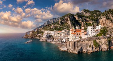 Atrani 'nin Amalfi Sahili' ndeki ünlü sahil köyünün hava manzarası. İtalya 'nın Campania bölgesindeki Salerno ilinin Amalfi kıyısındaki küçük Atrani kasabası. Amalfi kıyısındaki Atrani kasabası, İtalya.