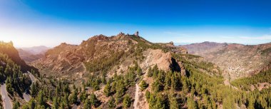 Roque Nublo ve Pico de Teide arka planda Gran Canaria Adası, İspanya. Roque Nublo kutsal dağının panoramik manzarası, Roque Nublo Kırsal Parkı, Gran Kanarya Adaları, İspanya.