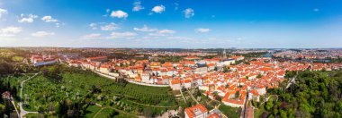 Yazın güneşli bir günde tarihi şato ve canlı çatıların yer aldığı Prag manzarası. Prag 'ın havadan görünüşü, Charles Köprüsü Prag, Çek Cumhuriyeti' ndeki Vltava nehri üzerinde. Prag 'ın Eski Kenti, Çek Cumhuriyeti.