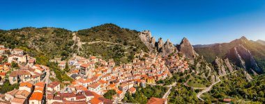 İtalya 'nın Basilicata kentindeki Potenza ili Castelmezzano' nun pitoresk köyü. İtalya 'nın orta çağ şehri Castelmazzano' nun şehir manzarası. Apennines 'teki Castelmezzano köyü Dolomiti Lucane.