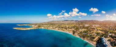 Kıbrıs 'taki Coral Bay plajının havadan panoramik görüntüsü. Kıbrıs Rum Kesimi 'nin Paphos ilçesi Peyia köyü, Coral Bay plajının yukarıdan görünüşü. Kıbrıs Rum Kesimi Peyia köyündeki Coral Bay plajının hava manzarası.