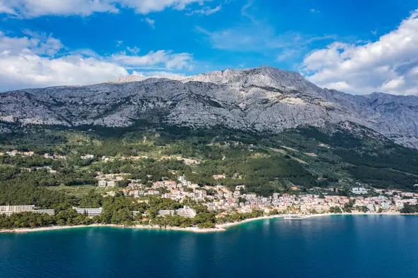 Hırvatistan, Makarska Riviera 'da güzel Brela. Adriyatik Denizi, turkuaz, temiz su ve beyaz kumla. Hırvatistan 'ın Makarska Riviera, Dalmaçya bölgesindeki Brela sahili ve liman manzarası.