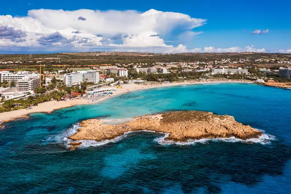 Kıbrıs Rum Kesimi 'nin Ayia Napa kentindeki güzel Nissi plajının hava manzarası. Kıbrıs 'ın Ayia Napa kentindeki Nissi plajı. Kıbrıs Rum Kesimi 'nin Aiya Napa kentindeki gök mavisi bir su manzarası ve Nissi plajı.