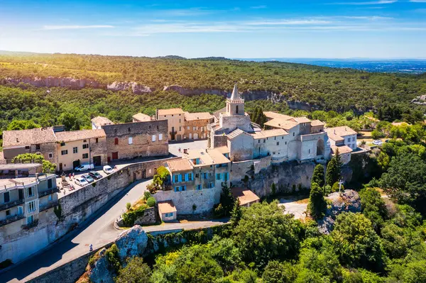 Eski Notre Dame de Vie kilisesiyle birlikte Luberons, Provence, Fransa manzaralı Venasque köyü manzarası. Venasque, Provence, Fransa 'daki güzel kilise ve evler.