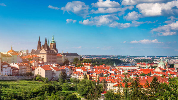 Вид на город с историческим замком и веревочками в солнечный летний день. Вид с воздуха на Прагу, Карлов мост через реку Влтаву в Праге, Чехия. Старый город Фегуге, Чехия.