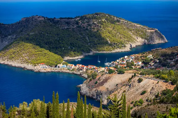 Yunanistan, Kefalonia 'daki Assos köyü. Akdeniz 'de turkuaz renkli körfez Kefalonya, Yunanistan, İyon adası, Cephalonia, Assos köyü Assos köyünde güzel renkli evleri var..