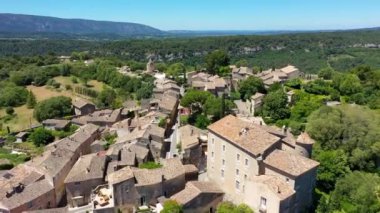 Goult, Fransa 'nın Provence şehrinde tipik bir kasabadır. Güneşli bir günde Provence 'deki Goult' un büyüleyici tepedeki köyünü keşfedin. Antik tepe köyü Goult, Provence, Fransa.