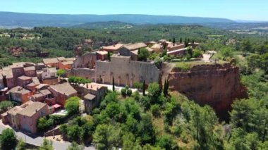 Fransa 'nın Provence kentindeki büyüleyici yamaç köyü Roussillon' u keşfedin çarpıcı manzaralar ve tarihi mimari sergilenmektedir. Provence 'deki Roussillon Köyü, eşsiz sarp kayalıklarıyla tanınır..