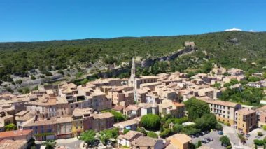 Luberon 'daki Saint Saturnin les Apt köyünün panoramik manzarası. Bölgesel doğal park, Provence, Fransa. Saint-Saturnin-les-Apt, Vaucluse, Provence, Fransa.