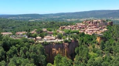 Fransa 'nın Provence kentindeki büyüleyici yamaç köyü Roussillon' u keşfedin çarpıcı manzaralar ve tarihi mimari sergilenmektedir. Provence 'deki Roussillon Köyü, eşsiz sarp kayalıklarıyla tanınır..