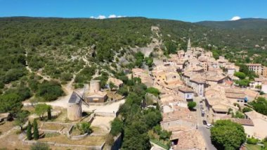 Luberon 'daki Saint Saturnin les Apt köyünün panoramik manzarası. Bölgesel doğal park, Provence, Fransa. Saint-Saturnin-les-Apt, Vaucluse, Provence, Fransa.