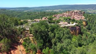 Fransa 'nın Provence kentindeki büyüleyici yamaç köyü Roussillon' u keşfedin çarpıcı manzaralar ve tarihi mimari sergilenmektedir. Provence 'deki Roussillon Köyü, eşsiz sarp kayalıklarıyla tanınır..