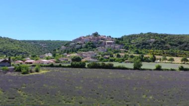 Provence, Fransa 'daki Simiane la Rotonde köyünün manzarası. Lavanta tarlası ve Provence, Fransa 'daki Simiane la rotonde köyü. Simiane La Rotonde, Fransa 'nın önündeki lavanta tarlası.