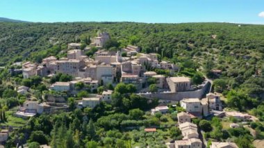 Provence, Fransa 'daki Simiane la Rotonde köyünün manzarası. Provence, Fransa 'daki Simiane la rotonde köyü. Fransa 'nın Provence kentindeki Simiane la Rotonde kasabasının büyüleyici yamaçları yemyeşil..