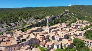 Luberon 'daki Saint Saturnin les Apt köyünün panoramik manzarası. Bölgesel doğal park, Provence, Fransa. Saint-Saturnin-les-Apt, Vaucluse, Provence, Fransa.