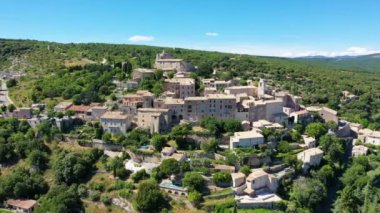 Provence, Fransa 'daki Simiane la Rotonde köyünün manzarası. Provence, Fransa 'daki Simiane la rotonde köyü. Fransa 'nın Provence kentindeki Simiane la Rotonde kasabasının büyüleyici yamaçları yemyeşil..