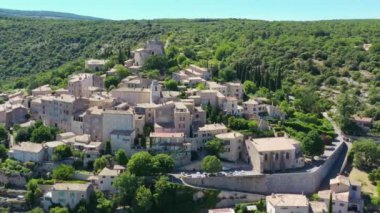 Provence, Fransa 'daki Simiane la Rotonde köyünün manzarası. Provence, Fransa 'daki Simiane la rotonde köyü. Fransa 'nın Provence kentindeki Simiane la Rotonde kasabasının büyüleyici yamaçları yemyeşil..