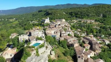 Fransa 'daki Saignon köyünü görmek, Güney Fransa' daki antik Saignon köyünün çarpıcı mimarisini keşfetmek. Provence, Vaucluse, Fransa.