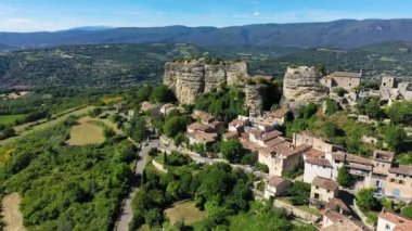 Fransa 'daki Saignon köyünü görmek, Güney Fransa' daki antik Saignon köyünün çarpıcı mimarisini keşfetmek. Provence, Vaucluse, Fransa.