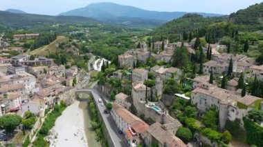 Vaison la Romaine ortaçağ kasabası, Fransa, Provence 'deki kayalık yamaçta tünemişti. Vaison-la-Romaine, Vaucluse, Provence-Alpes-Cote dAzur, Fransa.