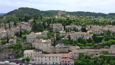 Vaison la Romaine ortaçağ kasabası, Fransa, Provence 'deki kayalık yamaçta tünemişti. Vaison-la-Romaine, Vaucluse, Provence-Alpes-Cote dAzur, Fransa.