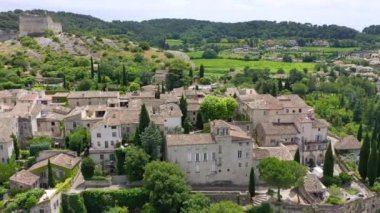 Vaison la Romaine ortaçağ kasabası, Fransa, Provence 'deki kayalık yamaçta tünemişti. Vaison-la-Romaine, Vaucluse, Provence-Alpes-Cote dAzur, Fransa.