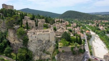 Vaison la Romaine ortaçağ kasabası, Fransa, Provence 'deki kayalık yamaçta tünemişti. Vaison-la-Romaine, Vaucluse, Provence-Alpes-Cote dAzur, Fransa.