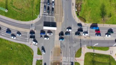 Geniş bir bakış, yoğun bir kavşakta yeşilliklerle çevrili yoğun trafiği yakalıyor. Zirve zamanlarında, Prag ve Çek Cumhuriyeti 'nde şehir trafiğini öne çıkaran birden fazla araç beklerken görülüyor..