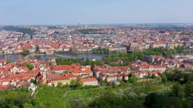 Yazın güneşli bir günde canlı çatıların olduğu Prag manzarası. Prag 'ın havadan görünüşü, Charles Köprüsü Prag, Çek Cumhuriyeti' ndeki Vltava nehri üzerinde. Prag 'ın Eski Kenti, Çek Cumhuriyeti.