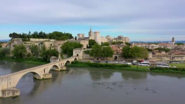 Avignon 'un ünlü köprüsü Saint-Benezet' in güzel manzarası, Avignon, Fransa 'daki Rhone Nehri boyunca ortaçağ mimarisi. Güney Fransa, Avignon 'daki Pont Saint Benezet ve Papalık Sarayı.