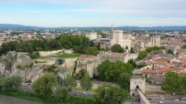 Güney Fransa 'da gün batımında Palais des Papes ile Avignon manzarası. Avignon, Provence, Fransa 'daki Rhone Nehri boyunca ortaçağ mimarisi. Avignon, Güney Fransa 'daki Palais des Papes..