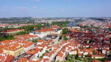 Yazın güneşli bir günde canlı çatıların olduğu Prag manzarası. Prag 'ın havadan görünüşü, Charles Köprüsü Prag, Çek Cumhuriyeti' ndeki Vltava nehri üzerinde. Prag 'ın Eski Kenti, Çek Cumhuriyeti.