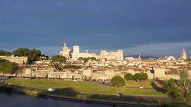 Güney Fransa 'da gün batımında Palais des Papes ile Avignon manzarası. Avignon, Provence, Fransa 'daki Rhone Nehri boyunca ortaçağ mimarisi. Avignon, Güney Fransa 'daki Palais des Papes..