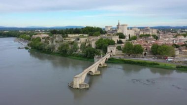 Avignon 'un ünlü köprüsü Saint-Benezet' in güzel manzarası, Avignon, Fransa 'daki Rhone Nehri boyunca ortaçağ mimarisi. Güney Fransa, Avignon 'daki Pont Saint Benezet ve Papalık Sarayı.