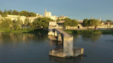 Avignon 'un ünlü köprüsü Saint-Benezet' in güzel manzarası, Avignon, Fransa 'daki Rhone Nehri boyunca ortaçağ mimarisi. Güney Fransa, Avignon 'daki Pont Saint Benezet ve Papalık Sarayı.
