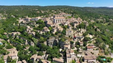 Gordes 'a bakın, Provence, Fransa' da tipik bir kasaba. Güneşli bir günde Provence 'deki Gordes' in büyüleyici tepedeki köyünü keşfedin. Antik tepe köyü Gordes, Provence, Fransa.