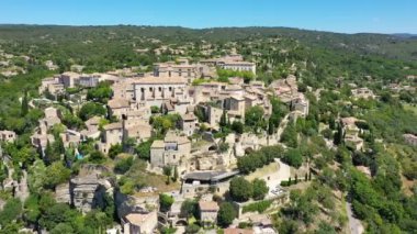 Gordes 'a bakın, Provence, Fransa' da tipik bir kasaba. Güneşli bir günde Provence 'deki Gordes' in büyüleyici tepedeki köyünü keşfedin. Antik tepe köyü Gordes, Provence, Fransa.