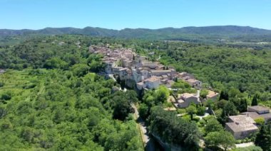 Eski Notre Dame de Vie kilisesiyle birlikte Luberons, Provence, Fransa manzaralı Venasque köyü manzarası. Venasque, Provence, Fransa 'daki güzel kilise ve evler.
