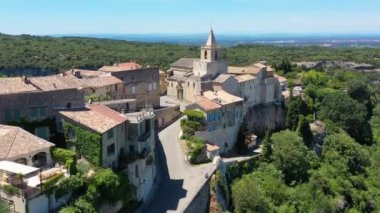 Eski Notre Dame de Vie kilisesiyle birlikte Luberons, Provence, Fransa manzaralı Venasque köyü manzarası. Venasque, Provence, Fransa 'daki güzel kilise ve evler.