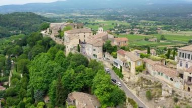 Bir yaz günü Provence 'deki Menerbes köyü, Fransa, Luberon, Vaucluse. Menerbes köyü, köy ve Luberon dağları aynı zamanda Fransa 'nın en güzel köyü olarak adlandırılır..