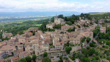 Bonnieux köyü, Fransa 'nın Provence, Luberon şehrinde mimarlık ve sakin manzaralar sergiliyor. Bonnieux ortaçağ köyünün göz kamaştırıcı manzarası Provence 'deki yemyeşil ve tepelerle çevrili..