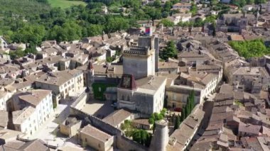 Güzel Uzes kasabası manzarası, Gard departmanı, Fransa. Fransa 'nın tarihi Uzes kasabasının hava manzarası. Ortaçağ mimarisi Gard, Fransa 'nın çarpıcı hava manzaralı tarihi Uzes kasabası.