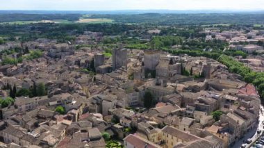 Güzel Uzes kasabası manzarası, Gard departmanı, Fransa. Fransa 'nın tarihi Uzes kasabasının hava manzarası. Ortaçağ mimarisi Gard, Fransa 'nın çarpıcı hava manzaralı tarihi Uzes kasabası.
