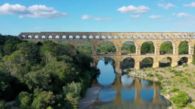 Fransa 'daki görkemli Pont du Gard su kemerini keşfederken, Güney Fransa' daki antik Pont du Gard su kemerinin çarpıcı mimarisini keşfettim. River Gard, Languedoc-Roussillon, Fransa.