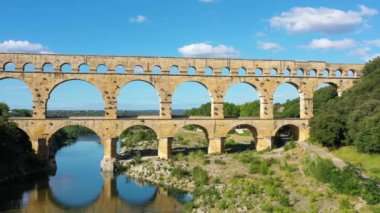 Fransa 'daki görkemli Pont du Gard su kemerini keşfederken, Güney Fransa' daki antik Pont du Gard su kemerinin çarpıcı mimarisini keşfettim. River Gard, Languedoc-Roussillon, Fransa.