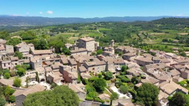 Goult, Fransa 'nın Provence şehrinde tipik bir kasabadır. Güneşli bir günde Provence 'deki Goult' un büyüleyici tepedeki köyünü keşfedin. Antik tepe köyü Goult, Provence, Fransa.